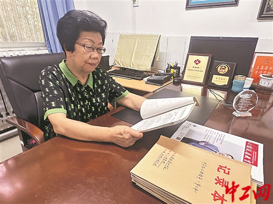 融丰配资 巾帼风采｜81岁，她还在中学“站讲台”！